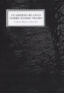 Cuaderno blanco sobre fondo negro